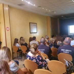 L'ajuntament de Turís ha fet dues accions per a elaborar el pla intern de la pròpia entitat. Es tracta de dos tallers de sensibilització per al personal de l'ajuntament