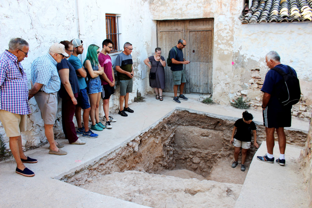 Divendres passat i hui, dilluns, més de 70 veïns i veïnes del municipi han visitat les prospeccions arqueològiques que estan fent-se a la plaça del Castell.