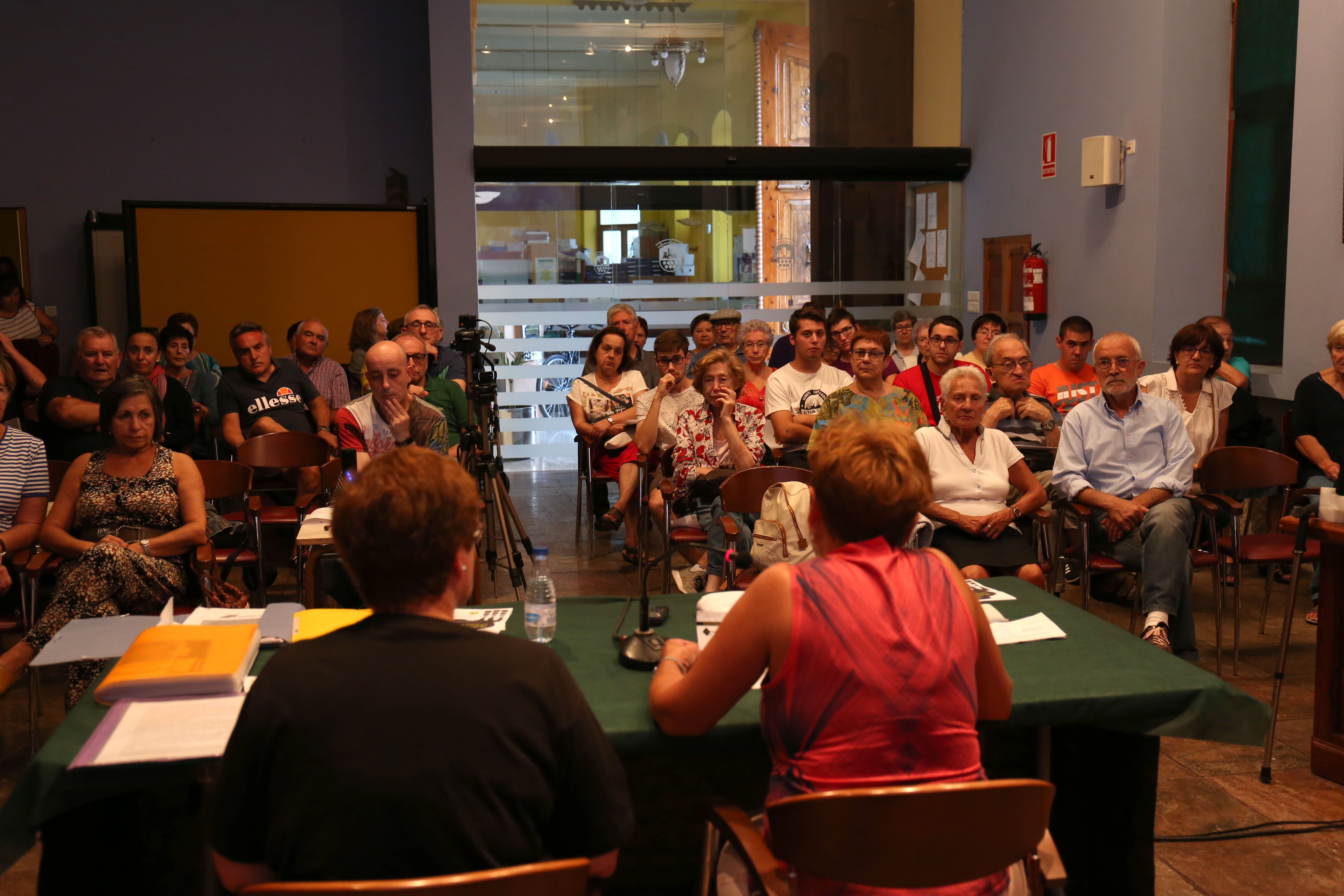 El acto, promovido por la concejalías de Medio Ambiente y Sanidad, junto a la Plataforma Aire Limpio, contó con la participación de cerca de 50 personas.