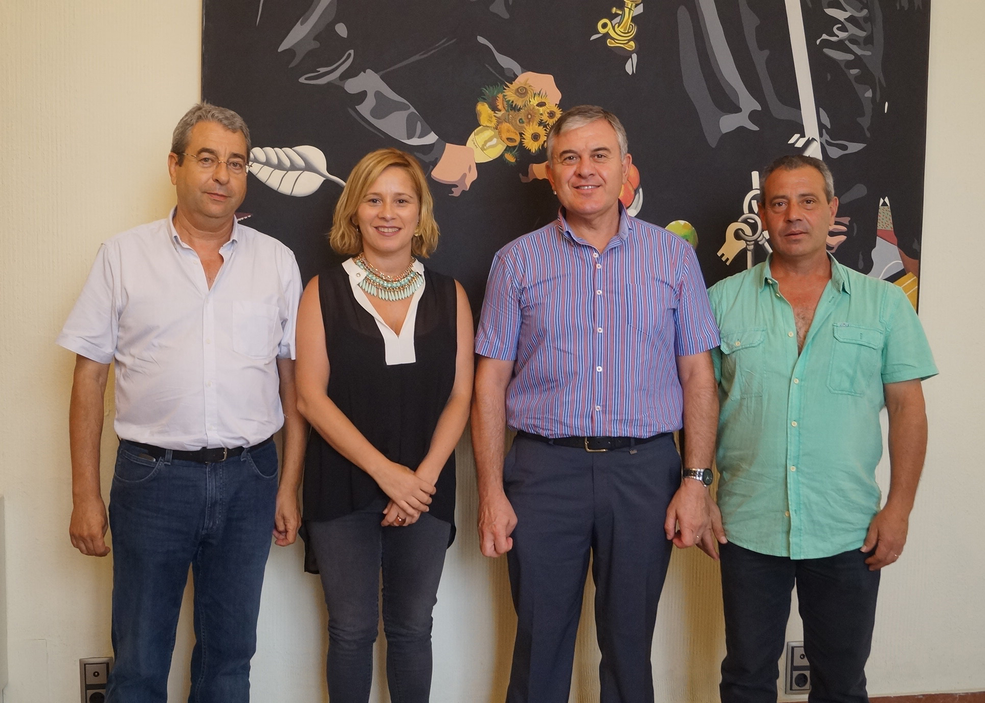 Los alcaldes tras la firma de los convenios con Diputación. tc.c