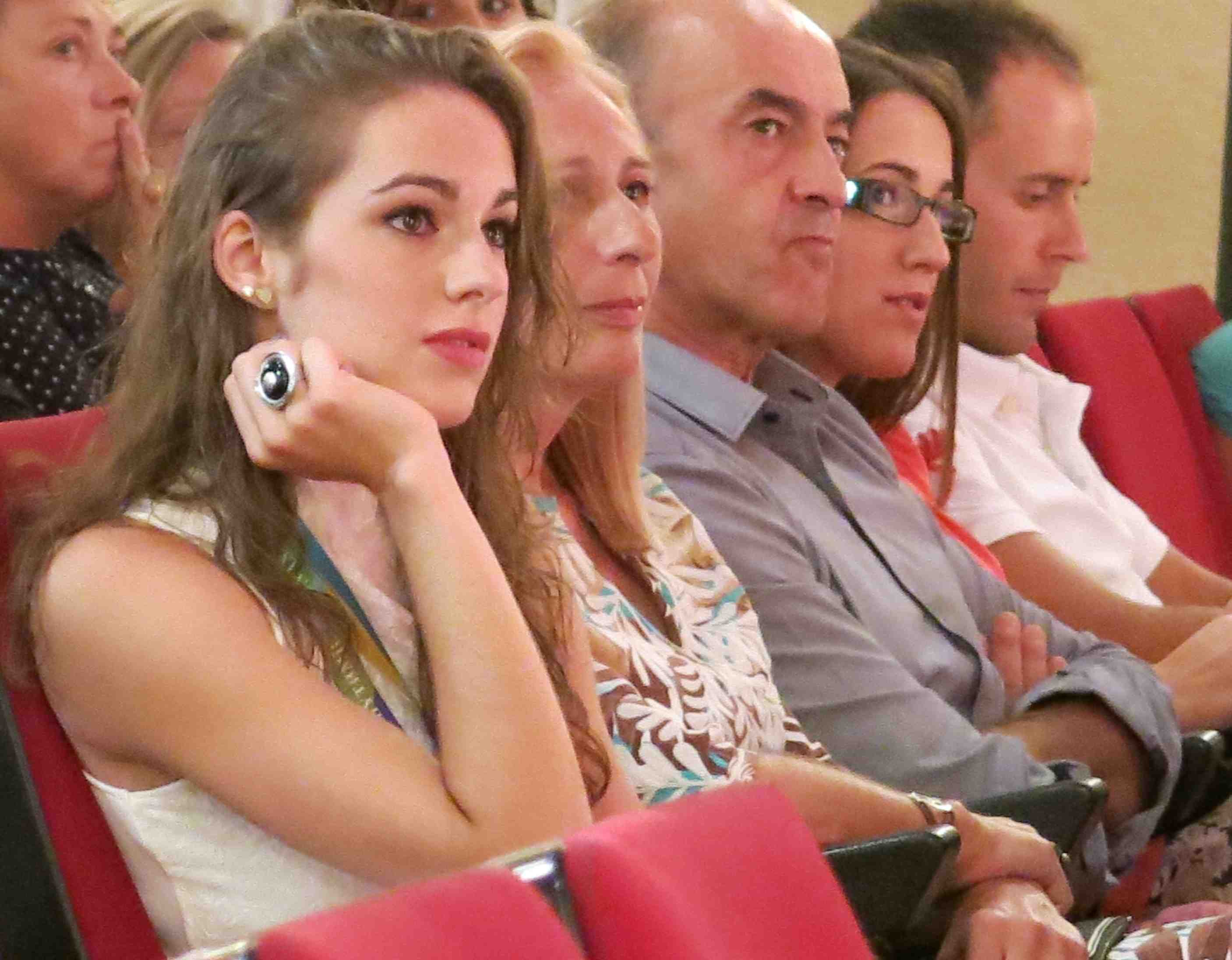 Elena acompañada por sus familiares durante un acto en su honor. tc.c