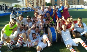 Los juagadores y el cuerpo técnico del CD Buñol celebran su triunfo de este año.