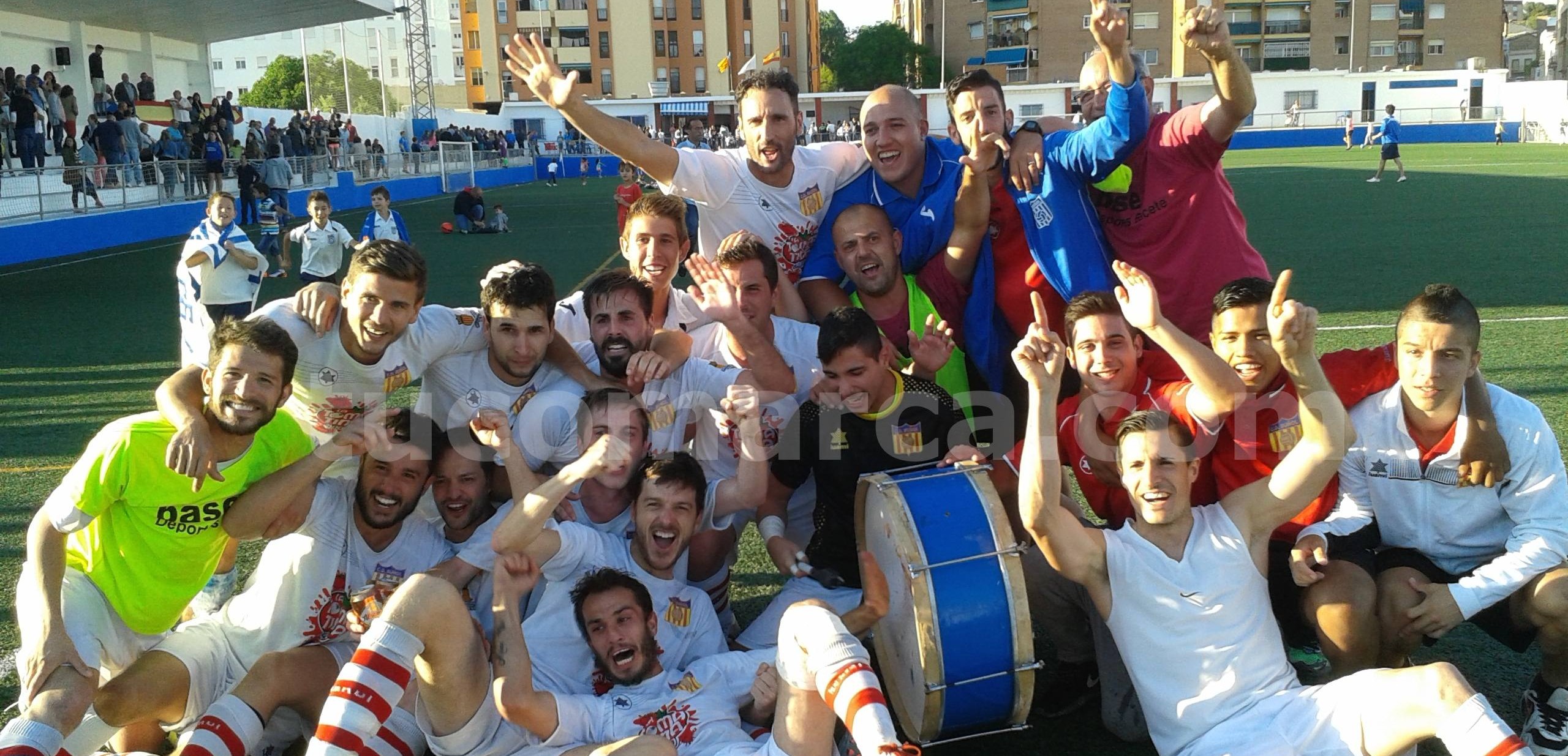 Los juagadores y el cuerpo técnico del CD Buñol celebran su triunfo de este año.