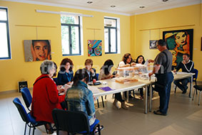 Electores ejerciendo su derecho a voto duranet la jornada electoral en Buñol.