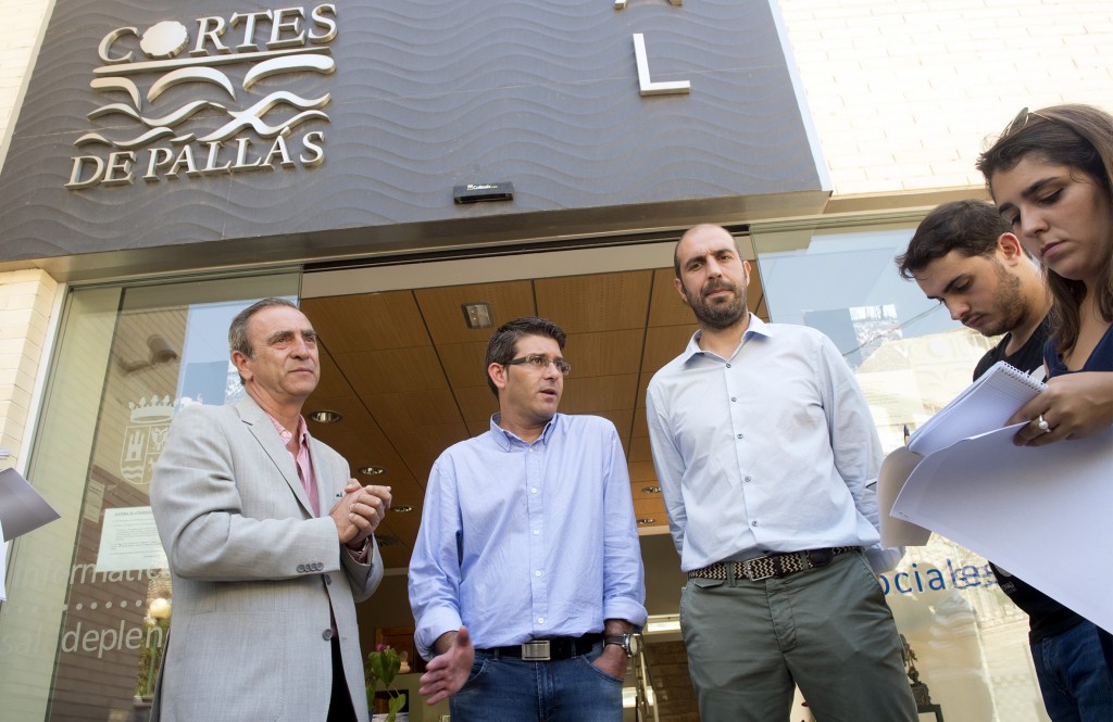 Cortes_Dipu Jorge Rodríguez, Pablo Seguí i Fernando Navarro atenent als mitjans de comunicació.