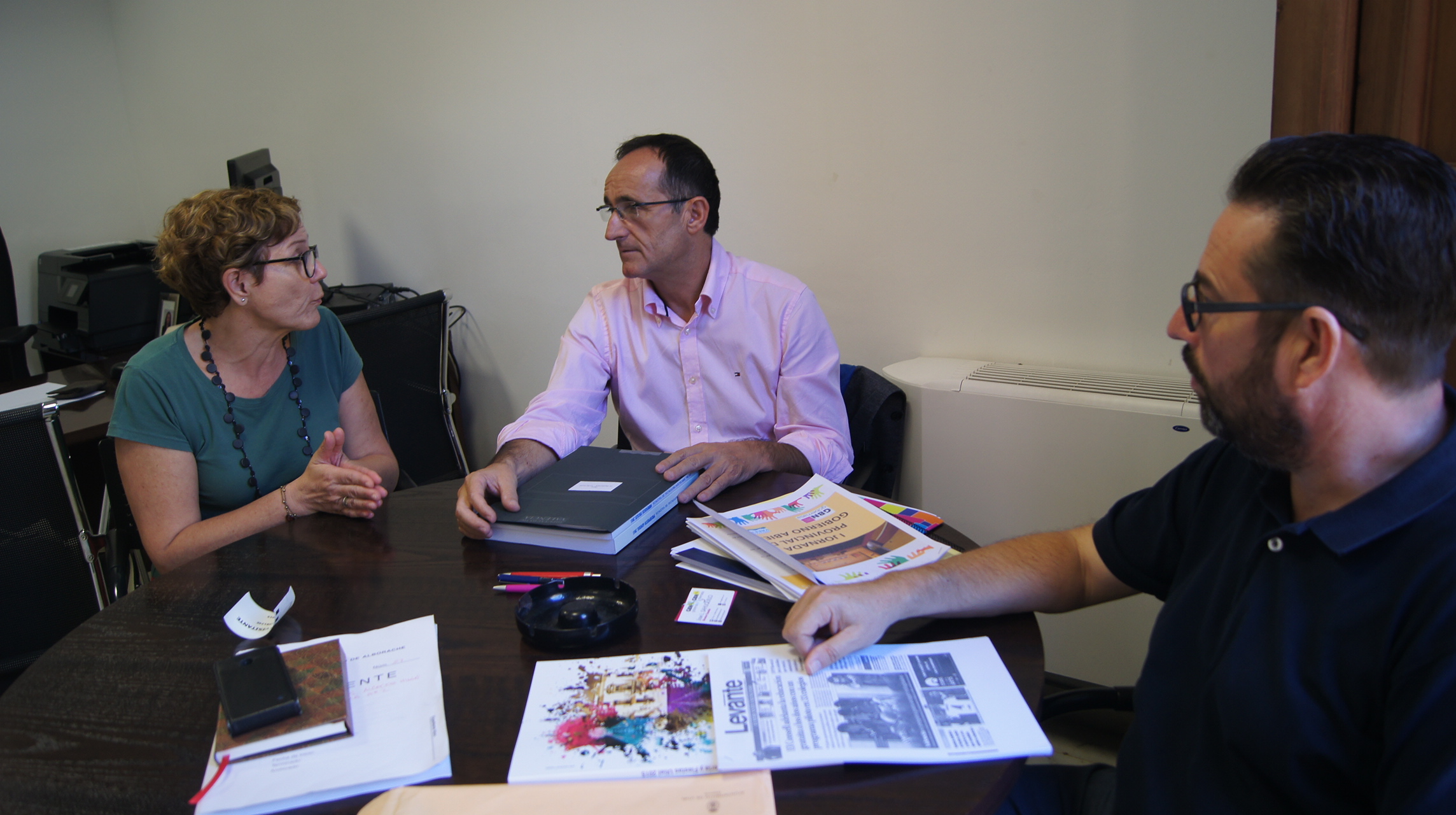 Reunión entre el diputado y la alcaldesa de Alborache.