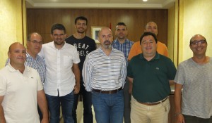 Autoridades locales con el equipo redactor