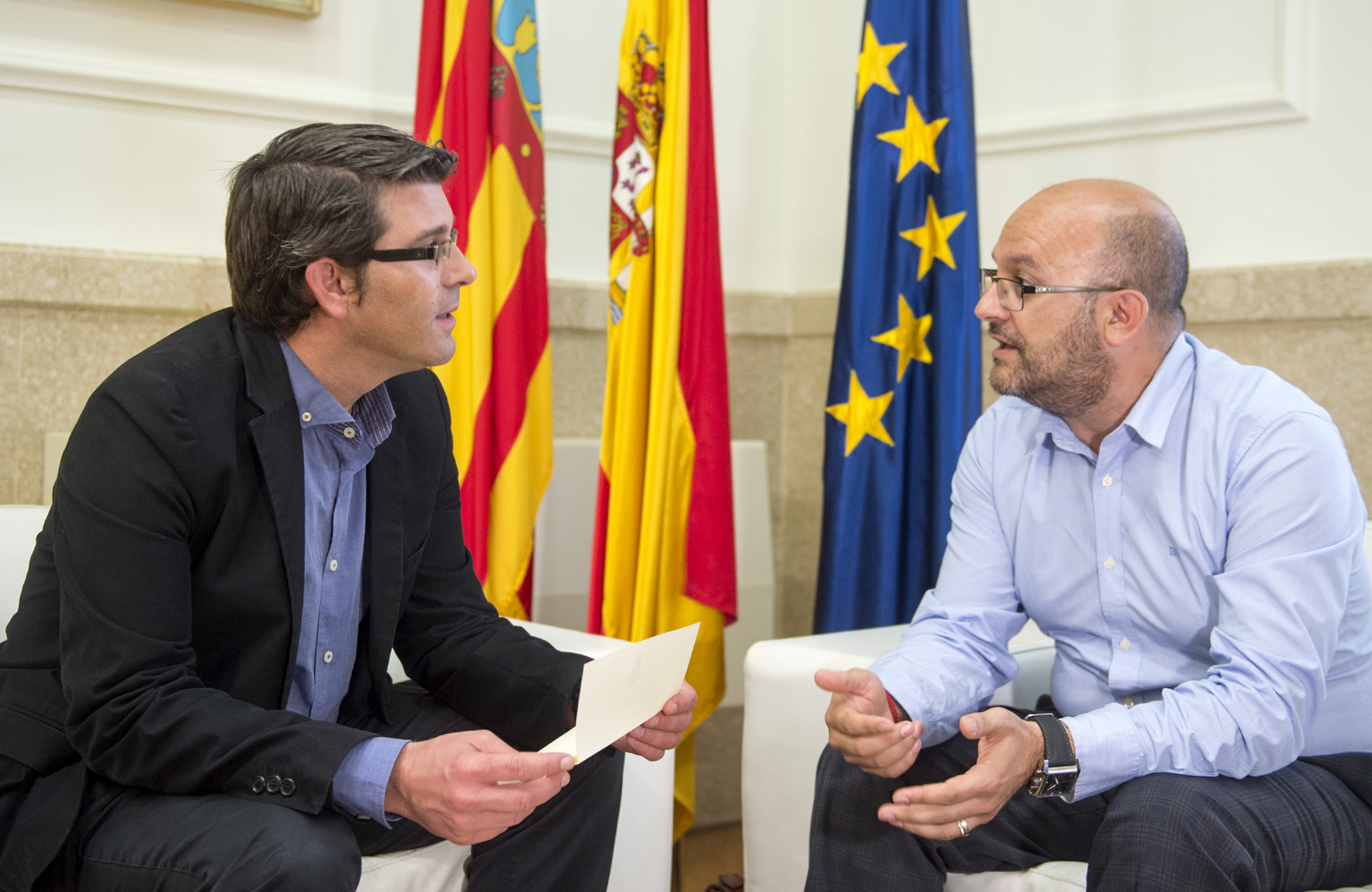 El presidente de la Diputación junto al alcalde de Utiel. Foto: R. Albulaila.