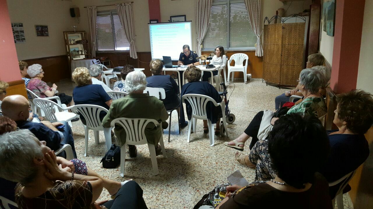 Una de las charlas desarrolladas en el local de las amas de casa de Buñol.