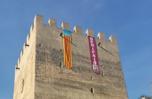 Imagen de la torre de Benifaió con la Senyera.