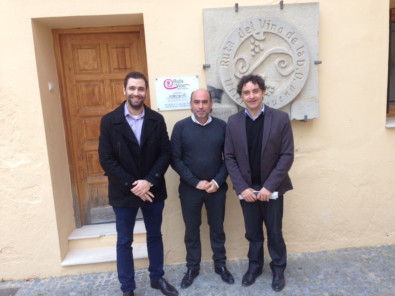 El secretario autonómico de Turisme, Francesc Colomer, con el alcalde y el responsable de la Asociación del Vino.