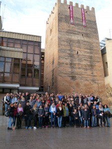 Autoridades locales junto a los jóvenes participantes en la iniciativa religiosa.