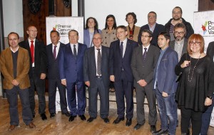 asociacio El President de la Generalitat y el de la Diputación posaron junto a los editores y directores de las diferentes cabeceras comarcales.