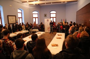 El alcalde recibió a los jóvenes participantes en la iniciativa religiosa.