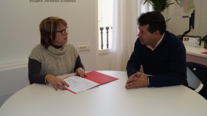 ConxaOlocau La diputada de Asesoramiento y Asistencia Técnica de la Diputación de Valencia con el alcalde.