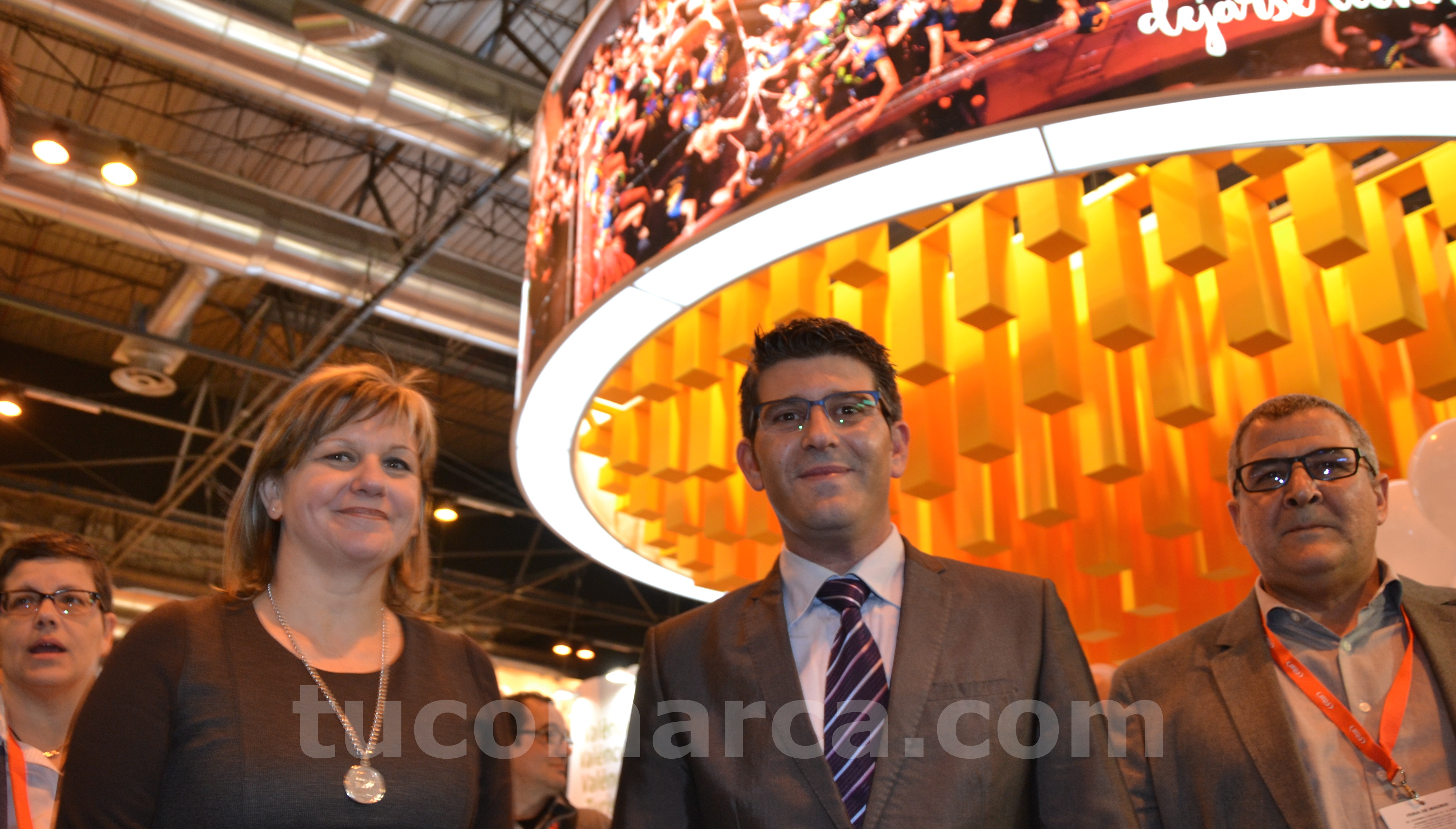 La diputada de Turismo, Pilar Moncho, junto al presidente de la Diputación (en el centro) ante el stand del estamento provincial en Fitur.