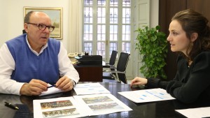 El diputado de Administración General con la alcaldesa de Macastre.