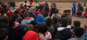 Eugenio Fortaña e Isabel Guaita reparten los plantones entre los niños copia.
