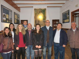 Autoridades de Turís con la Reina de las Fiestas y los restauradores.