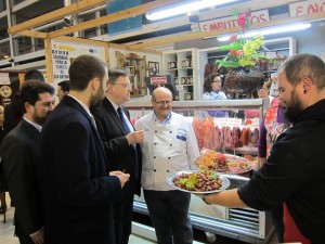 El President junto al alcalde y al presidente de la Muestra del Embutido de Calidad de Requena. Fuente: Feria del Embutido