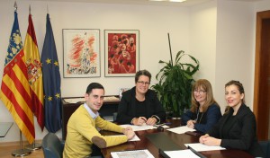 Mira_Mislata María José Mira, Rocío Briones i Cristina Moreno amb l'alcalde de Mislata, Carlos Bielsa.