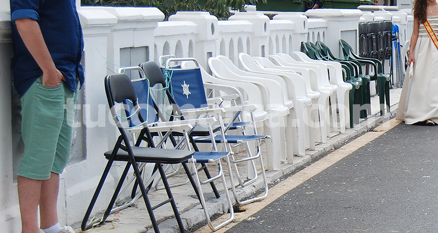 Varias sillas puestas por los vecinos durante las pasadas Feria y Fiestas de Buñol.
