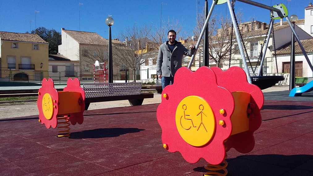 El alcalde de Requena ha visitado las mejoras realizadas en el parque.