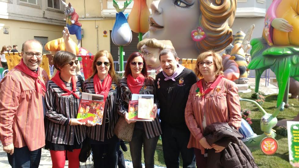 La vicepresidenta de la Diputación durane su visita a las fallas de Alzira.