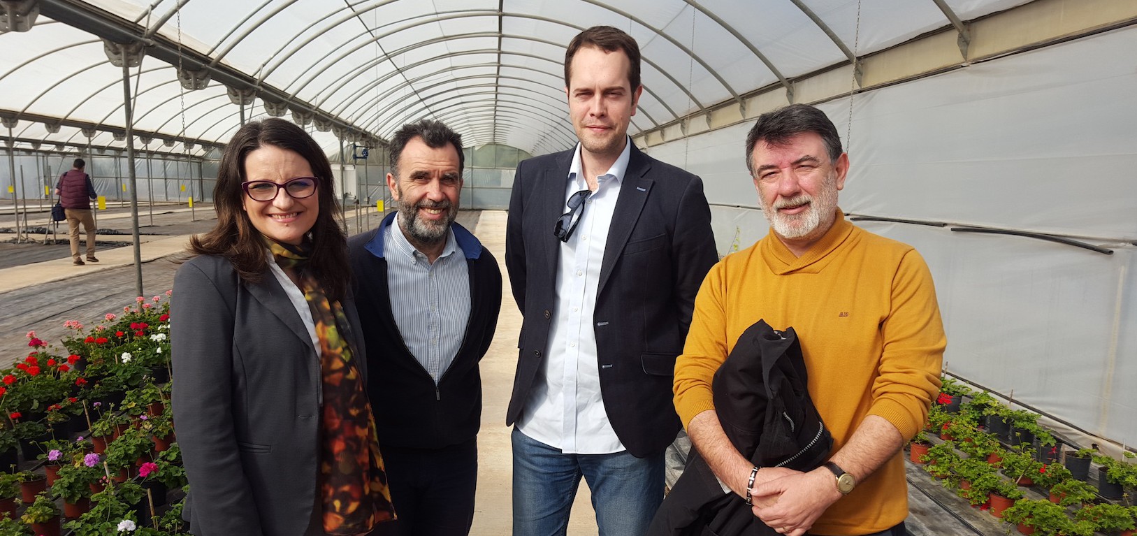 La Vicepresidenta junto al alcalde y responsables de los centos de Cheste.
