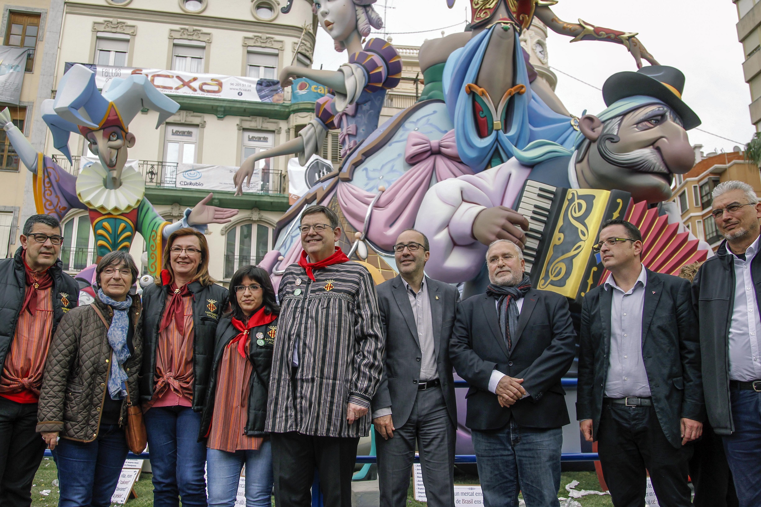 Ximo Puig ha destacado el patrimonio cultural de la Comunitat a través de municipios como Alzira.