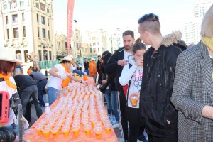 naranjada Se ha repartido zumo de naranja entre los viandantes.