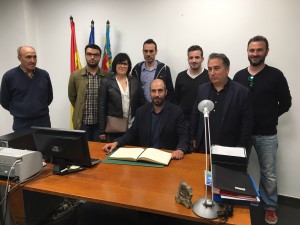 Alborache El diputado Pablo Seguí durante la firma en el libro de honor de Yátova acompañado del alcalde, Miguel Tórtola, y miembros de la corporación local.
