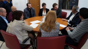 Un momento de la reunión desarrollada por los responsables públicos en el Ayuntamiento de Buñol.