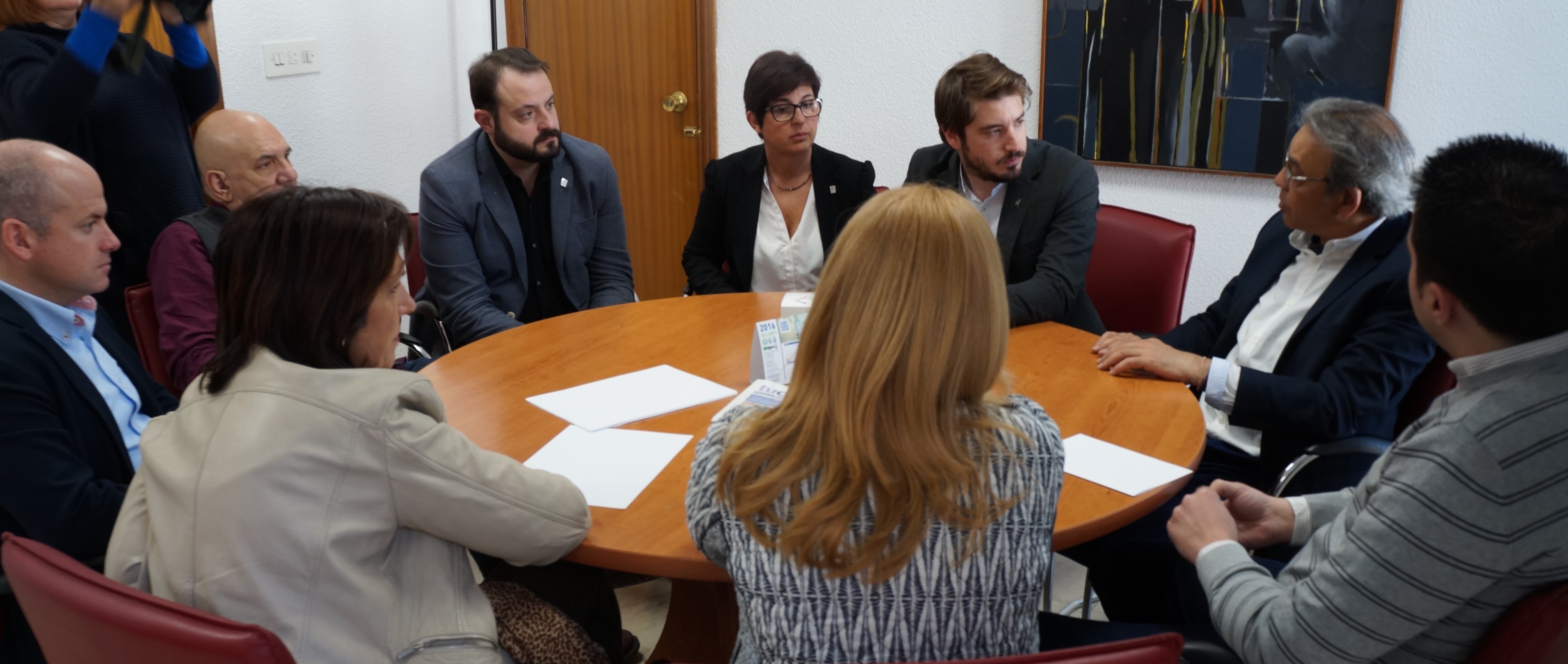 Un momento de la reunión desarrollada por los responsables públicos en el Ayuntamiento de Buñol.