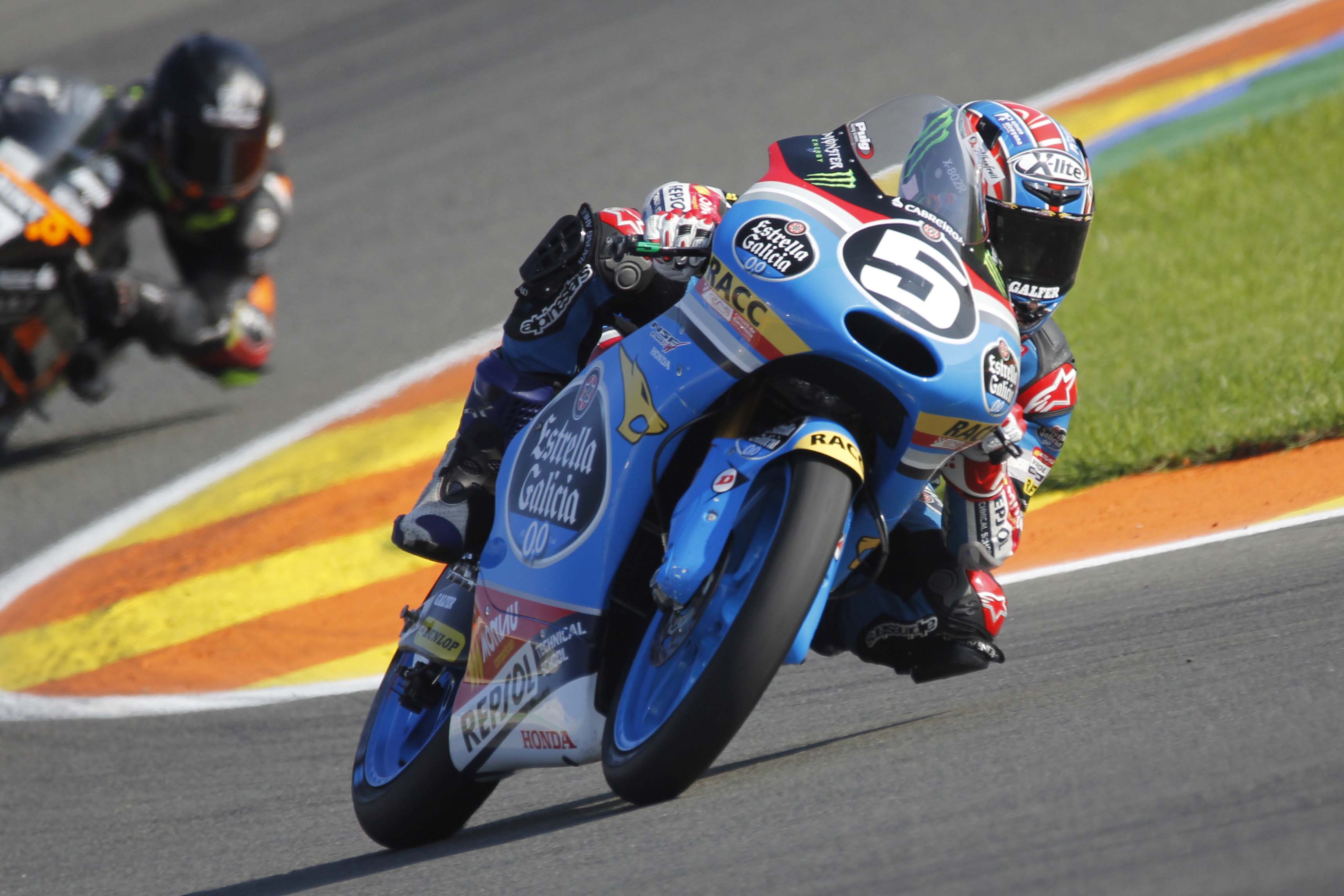 Jaume Masia aonduce su Honda en el Circuit de Cheste.