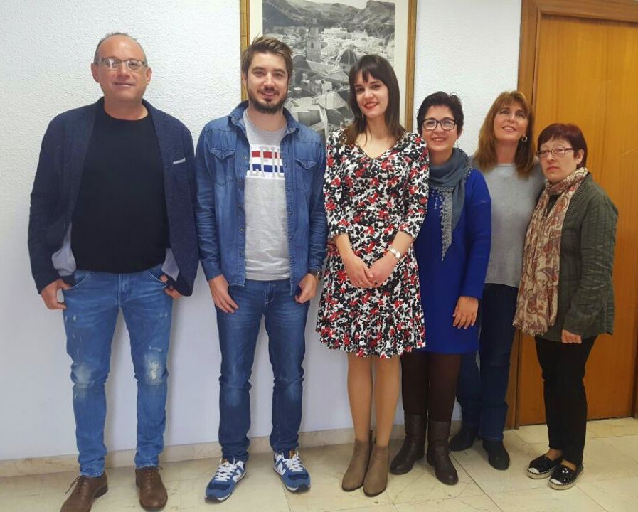 La nueva Reina de las Fiestas de Buñol junto al alcalde (en el centro) y miembros de la corporación local.