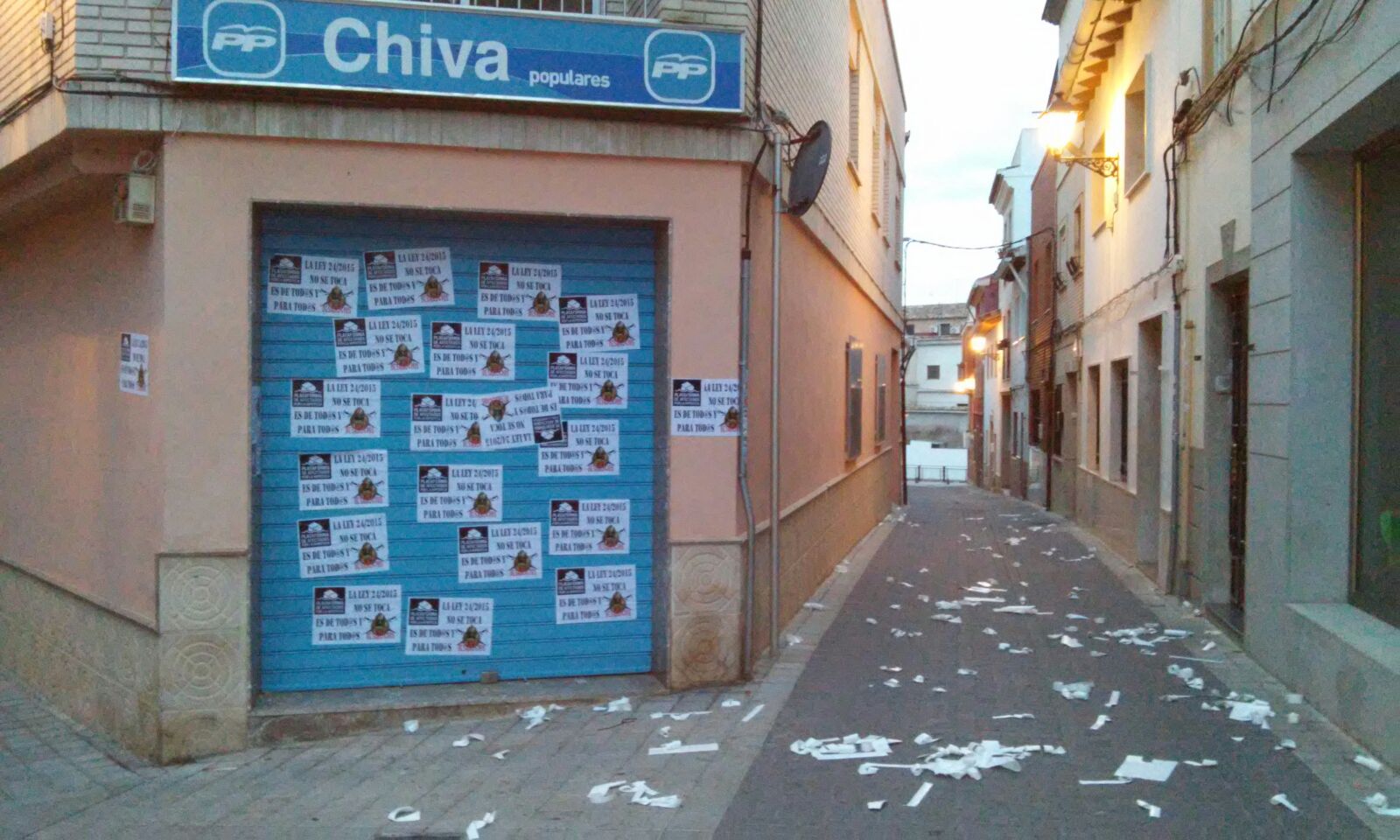 Aspecto de la sede del PP en Chiva tras los actos cometidos.