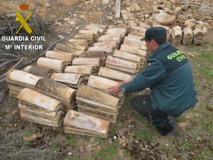 tejas2 Los agentes junto a las tejas que se querían sustraer.