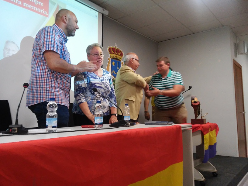 Entrega del emotivo galardón a la familia de Gregorio Cuartero con la participación de Ricardo Sixto.