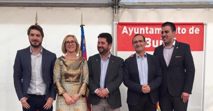 Alcalde de Buñol y presidenta Asociación Comerciantes, con el diputado Bartolomé Nofuentes, el Director General Naxto Costa y el edil de Turismo.