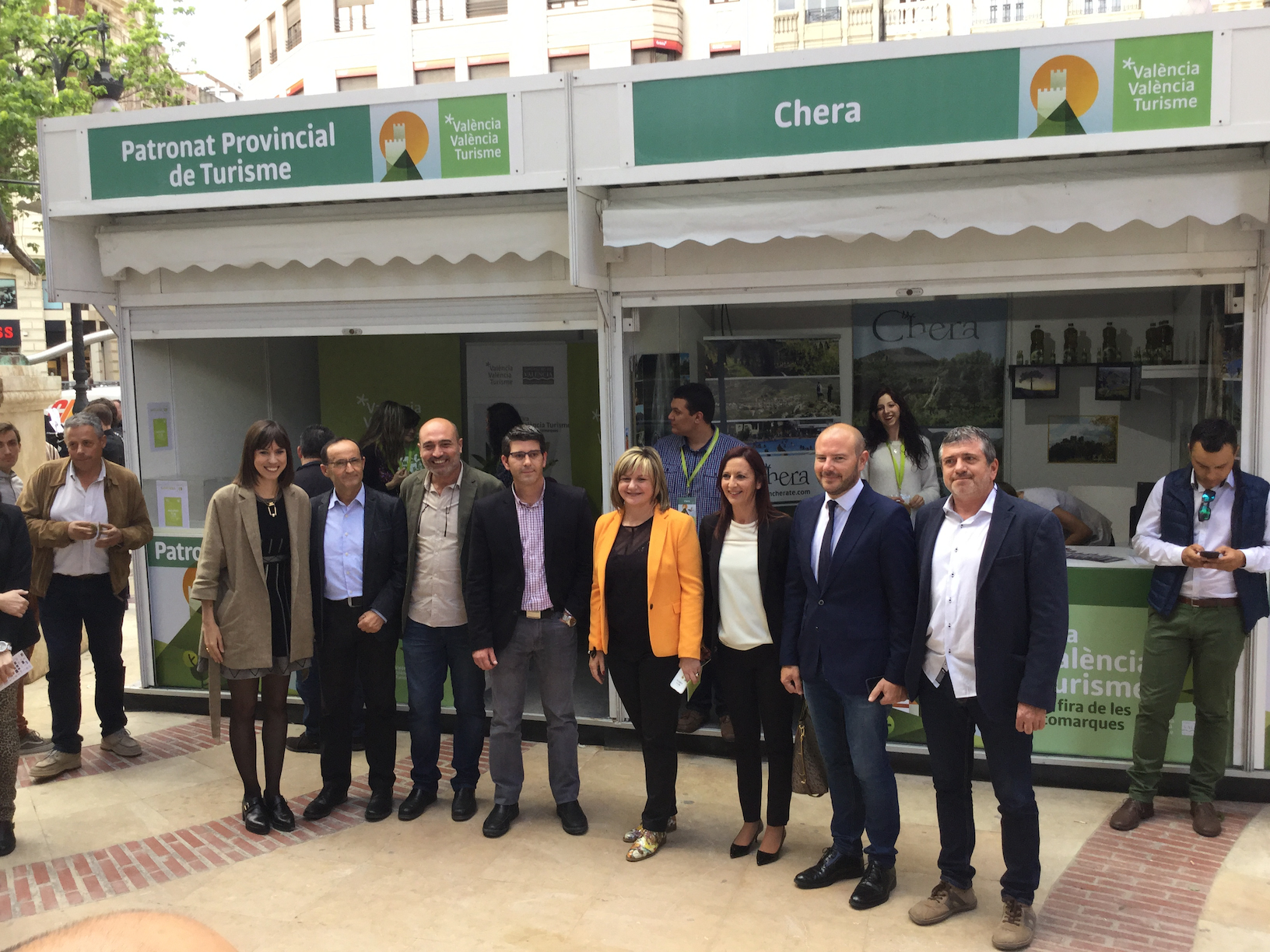 El presidente de la Diputación, la Vicepresidenta y la Diputada de Turisme junto a los diputados provinciales en la feria.