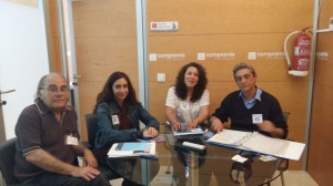 Un momento de la reunión mantenida entre los responsables de la plataforma e Isaura Navarro.