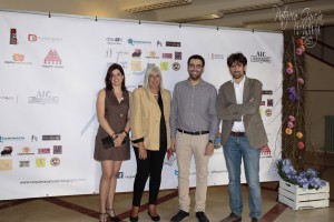 Requena Autoridades locales, encabezadas por el alcalde, junto a los ganadores del certamen.
