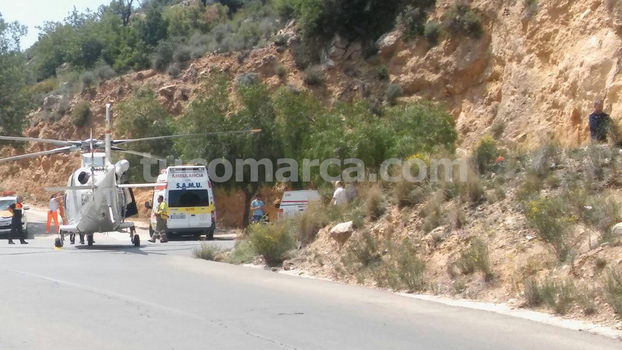 El helicóptero que ha participado en las tareas de rescate del escalador fallecido en Buñol. Foto: D. Avilés.