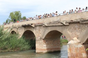 Una de las ofrendas realizadas sobre el río Túria.