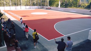 Un momento de la inauguración de la pista polideportiva anexa a la piscina municipal de Buñol.