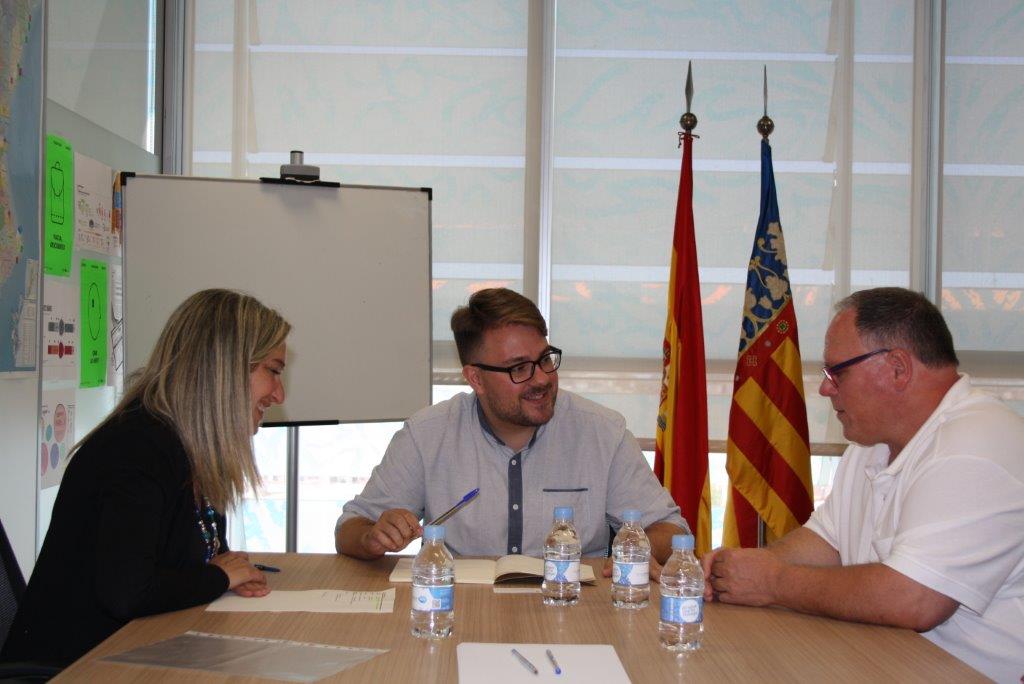 Alberto Ibáñez recibe al concejal de Bienestar Social de Riba-roja.