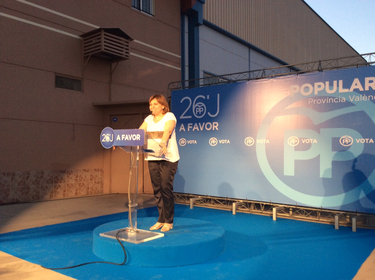 La presidenta del Partido Popular de la Comunitat Valenciana, Isabel Bonig, en el mitin de Vilamarxant.
