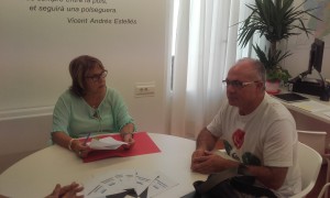 La diputada Conxa Garcia con el alcalde de Casas Bajas.