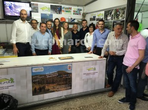 Invitados, autoridades municipales y expositores durante la inauguración de la feria de Yátova la tarde de este viernes.